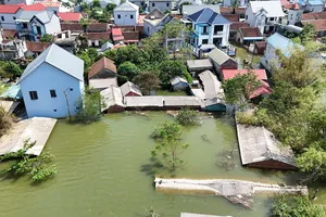 Sau bão số 3 hai tuần, rốn lũ của Hà Nội vẫn ngập gần áp mái nhà