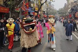 Hàng nghìn người thích thú đón ‘Tết Việt – Tết phố’ 2025 ở phố cổ Hà Nội