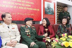 Bí thư Thành uỷ Hà Nội trao huy hiệu 85 năm tuổi Đảng cho vị tướng 102 tuổi