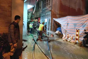 Đã khắc phục xong sự cố suối bùn phun vào khu dân cư khi đào hầm Metro ở Hà Nội