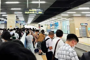 Metro Cát Linh - Hà Đông gặp sự cố, phải trung chuyển hành khách bằng xe buýt
