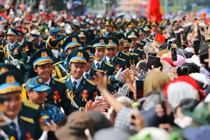 Hà Nội lắp đặt màn hình LED ở nhiều điểm để người dân xem diễu binh