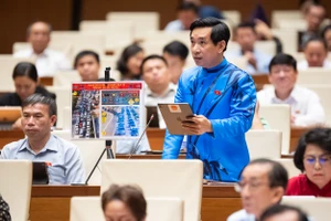 Đại biểu Nguyễn Văn Cảnh đề xuất dùng trụ sở dôi dư vào bãi đỗ xe, thư viện mini...