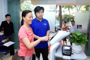 1 phường ở Hà Nội sử dụng 'công chức robot' giúp người dân làm thủ tục hành chính