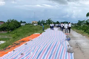 Hà Nội: Sụt lún đê hữu Cầu, cấm phương tiện qua lại