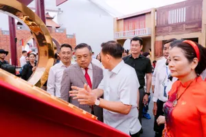 Chủ tịch UBND TP Hà Nội tham quan 'Không gian Truyền thống và Sáng tạo Hà Nội 2025'