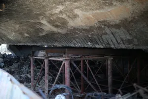 Hà Nội dựng khung sắt đỡ nhánh cầu Vĩnh Tuy, rà soát toàn bộ bãi xe gầm cầu cạn