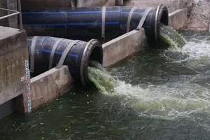 Cận cảnh sông Tô Lịch đổi từ màu đen sang xanh khi được bổ cập nước từ hồ Tây