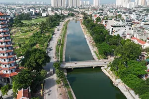 Ngắm sông Tô Lịch bỗng hoá thành 'dải lụa xanh', thơ mộng giữa lòng Hà Nội