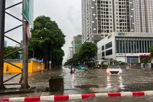 Hà Nội: Mưa lớn, đường vào khu công nghiệp ngập, xe tải tắc hàng km