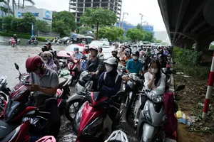 Phố biến thành sông, người Hà Nội mệt mỏi tìm đường đến công sở