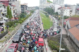 Rào cầu Long Biên để sửa chữa nhưng không thông báo, giao thông hỗn loạn