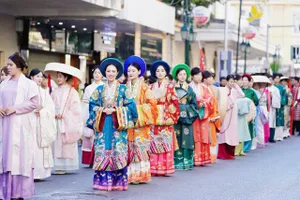 1.000 người trong trang phục truyền thống diễu hành ở hồ Hoàn Kiếm