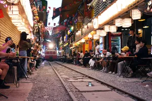 Hà Nội: Nhiều người nhảy múa trên đường ray cạnh cà phê đường tàu bất chấp lệnh cấm