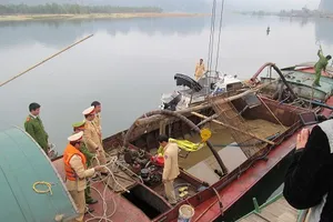 Đường dây khai thác cát trái phép 'siêu khủng' tại Hà Nội