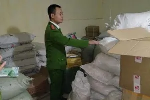 Thu giữ hơn 2,5 tấn phụ gia làm bim bim không rõ nguồn gốc