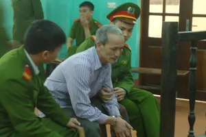 Người chồng bạo hành vợ dã man ra hầu tòa