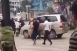 Người dân đập vỡ kính, đánh tài xế vì bỏ chạy khi CSGT yêu cầu dừng xe