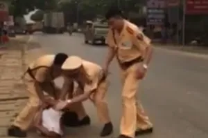 Nổ súng khống chế thanh niên xách dao chém CSGT