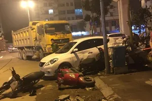 Xe tải 25 tấn mất lái tông liên hoàn trên vỉa hè