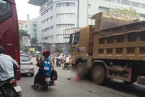 1 phụ nữ bị xe tải cán tử vong ngay trước Bến xe Mỹ Đình