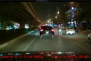 Hú hồn với cảnh xe máy ngang nhiên 'xẻ đầu' ô tô