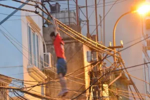 'Người nhện' đu dây điện gây náo loạn tại Hà Nội