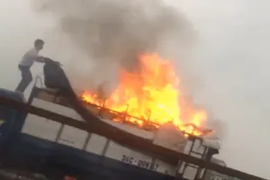 Xe tải chở giày dép bốc cháy ngùn ngụt trên quốc lộ