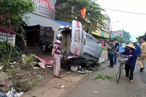 Lật xe, chết người, tài xế nồng nặc mùi rượu