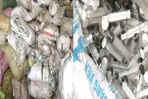 Phát hiện hơn 100 bao tải kim tiêm còn dính máu