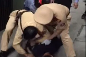 Clip cảnh sát giao thông truy đuổi, quật ngã tên trộm xe 