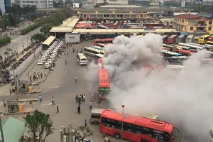 Thông tin xe khách bốc cháy tại Bến xe Mỹ Đình là thất thiệt