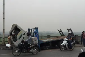 Xe tải húc văng hơn 20 m lan can cầu Vĩnh Tuy, kẹt xe hàng giờ