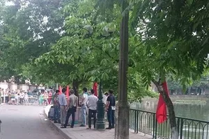 Phát hiện bé trai mới sinh tử vong bị bỏ lại bên bờ hồ