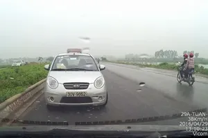 Taxi 'ngông nghênh' chạy ngược chiều, suýt gây ra tai nạn 