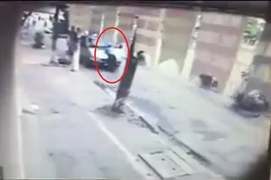 Cán bộ thanh tra giao thông bị hất lên nắp capo