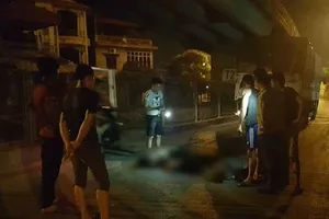 Va chạm với xe tải, hai cha con chết thảm