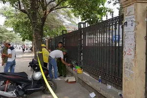 Bé sơ sinh tử vong trong bọc nylon trước bến xe