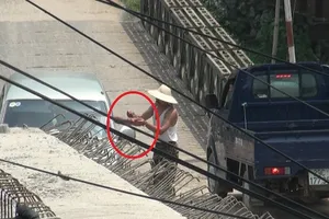 Chùm ảnh: 7 năm xây chưa xong 200 m cầu, còn đi thu phí ‘lụi’