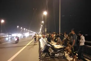 Mở 'triển lãm' xe máy trên cầu Nhật Tân để... chụp ảnh