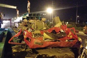 Tài xế thắng gấp, dầm thép phía sau xô nát cabin