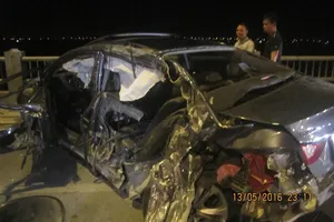 Xe biển trắng tông trực diện xe biển đỏ, cả hai nát vụn