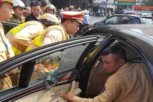 Tài xế xe BMW cảm ơn CSGT đập cửa kính giải cứu