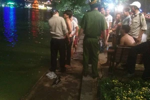 Ba thanh niên thi bơi ở Hồ Gươm và cái kết bất ngờ