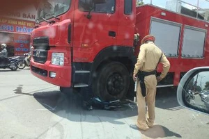 Xe máy nát bét dưới bánh xe cứu hỏa