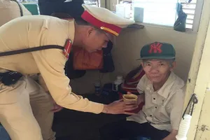 Chờ con trai làm thủ tục khám bệnh, cụ già đi lạc cả chục km