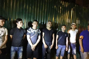 Tạm giữ nhóm thanh niên mang 'bom bẩn' đi đòi nợ