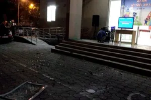 Cửa kính rơi từ tầng 11 chung cư xuống khu vực trẻ vừa chơi tết thiếu nhi 