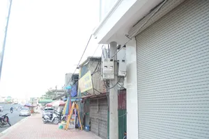 Độc nhất vô nhị ở Hà Nội: Căn nhà 'nuốt' gọn cây cột điện