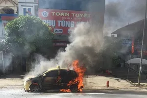 Ô tô đang chạy, bất ngờ bốc cháy trơ khung